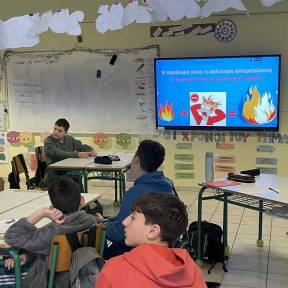 Η ΣΤ΄ τάξη γνωρίζει το Πυροσβεστικό Σώμα